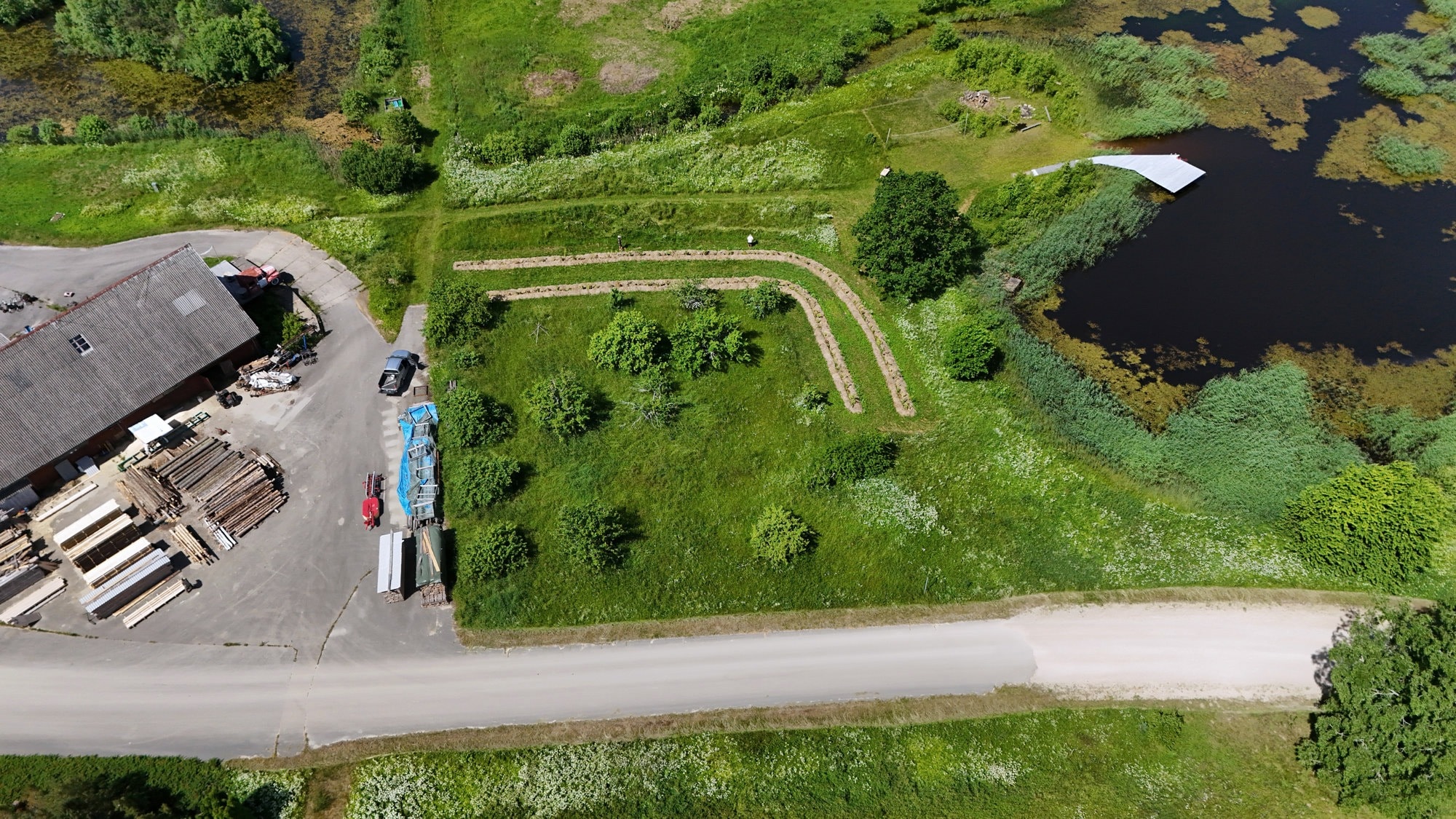 U-shaped syntropic beds by the pond